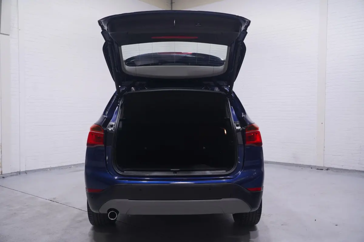 sDrive18i Advantage Navi Sportstoelen Clima Stoelverwarming PDC v+a 19 Inch velgen