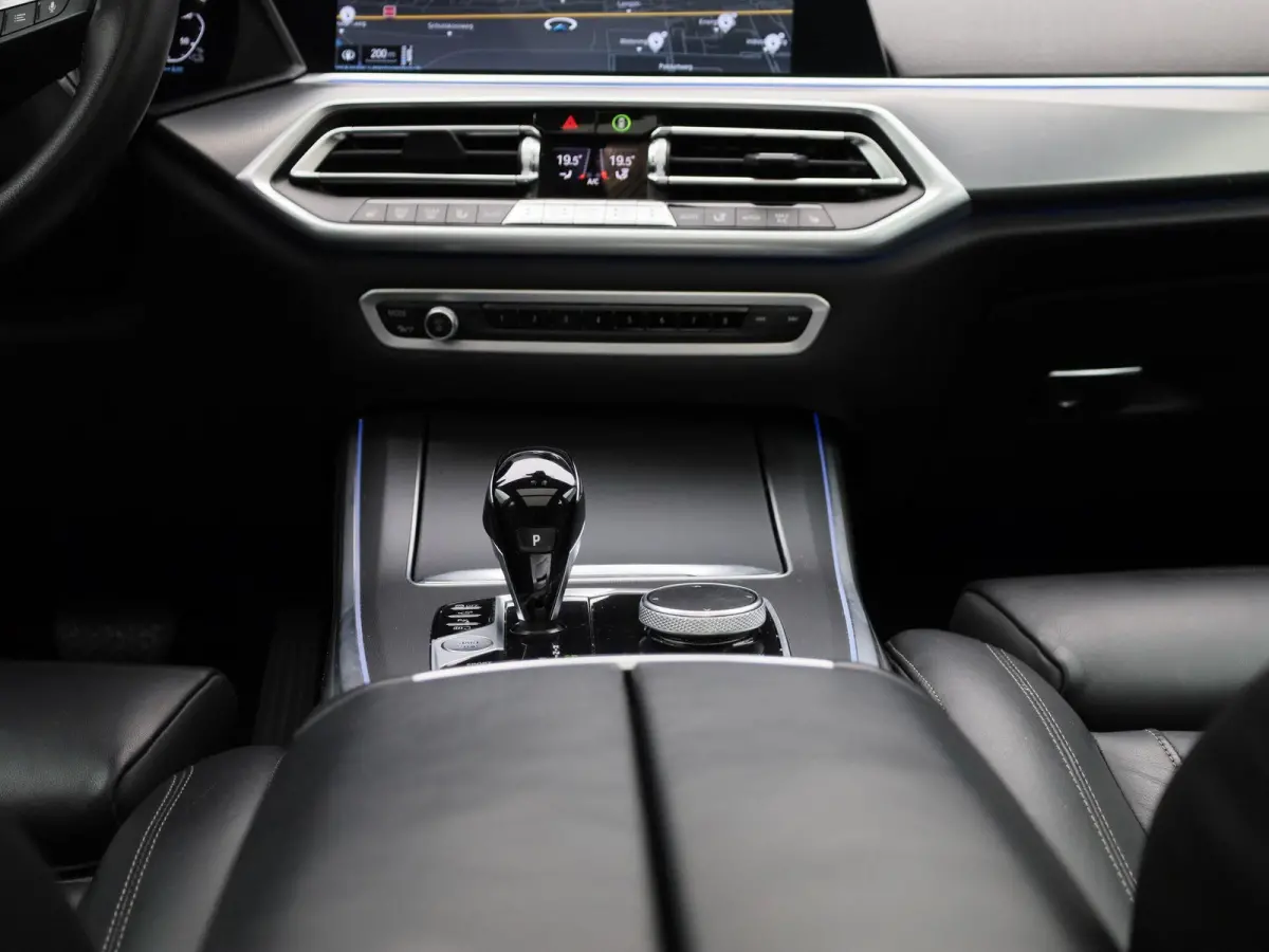 xDrive45e High Executive | PANO-SCHUIFDAK | HEAD-UP | HARMAN-KARDON | LEER | 360 CAMERA | STOELVERWARMING