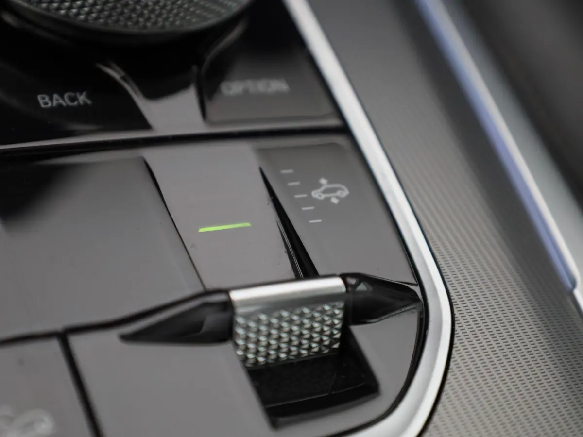 xDrive45e High Executive | PANO-SCHUIFDAK | HEAD-UP | HARMAN-KARDON | LEER | 360 CAMERA | STOELVERWARMING