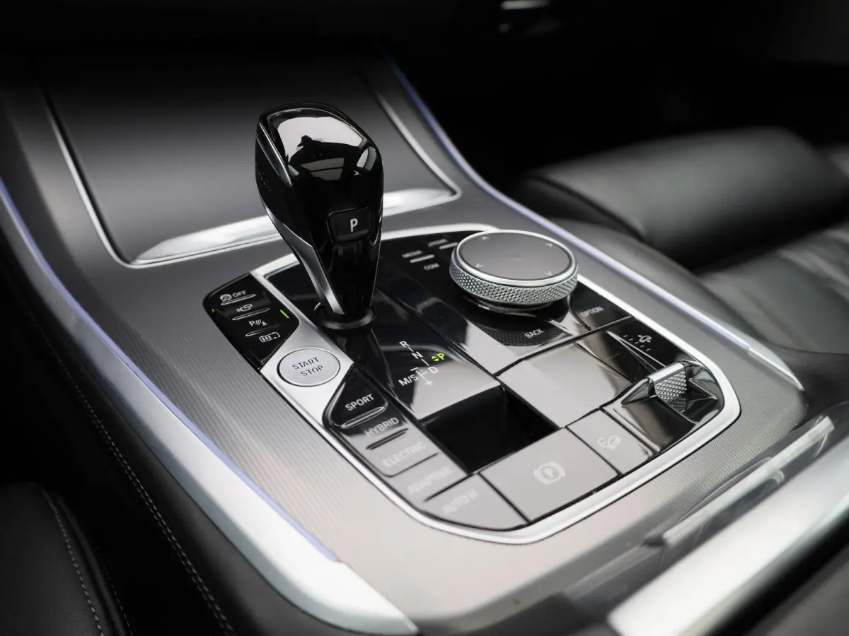 xDrive45e High Executive | PANO-SCHUIFDAK | HEAD-UP | HARMAN-KARDON | LEER | 360 CAMERA | STOELVERWARMING