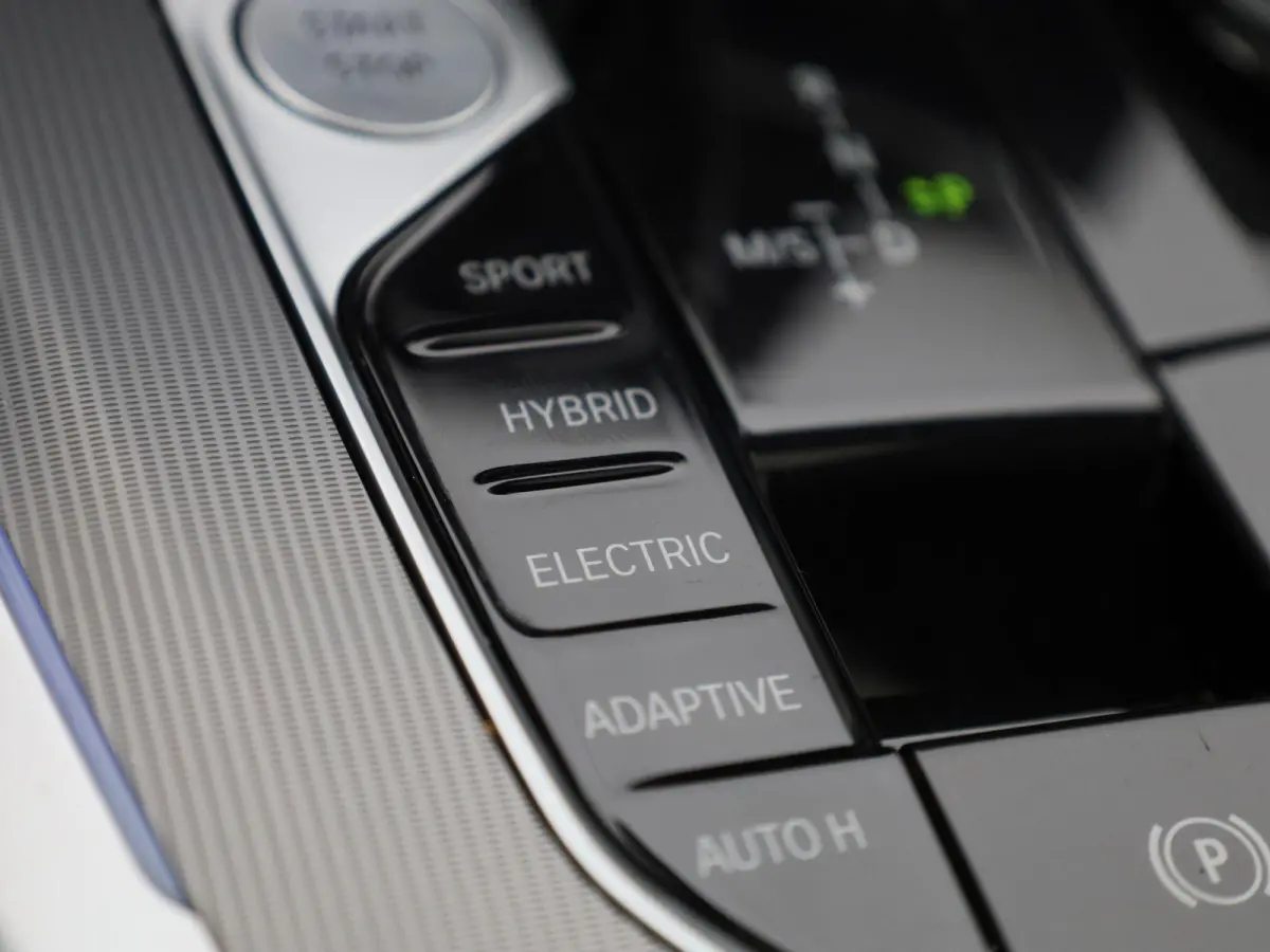 xDrive45e High Executive | PANO-SCHUIFDAK | HEAD-UP | HARMAN-KARDON | LEER | 360 CAMERA | STOELVERWARMING