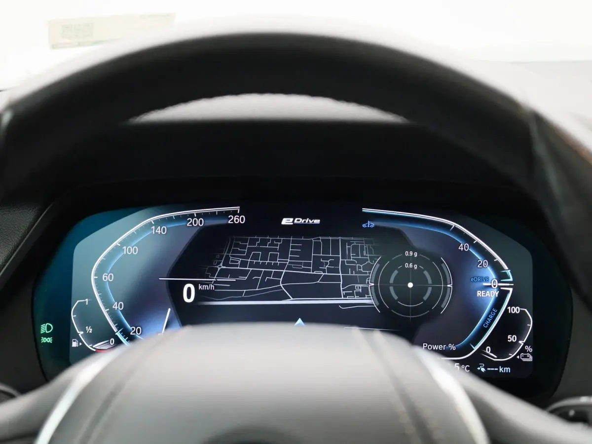 xDrive45e High Executive | PANO-SCHUIFDAK | HEAD-UP | HARMAN-KARDON | LEER | 360 CAMERA | STOELVERWARMING