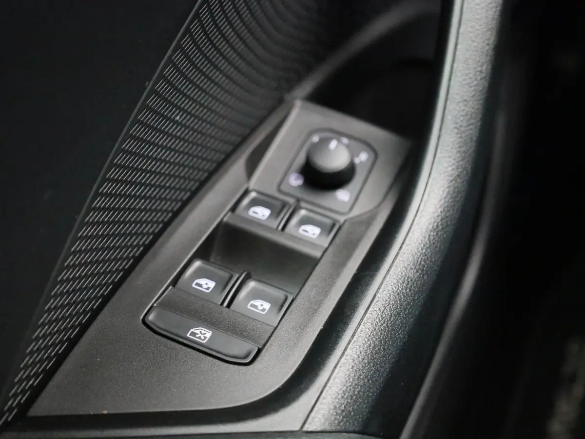 1.0 TSI Business Edition | Apple Carplay / Android Auto | Parkeersensoren | Lichtmetalen Velgen |