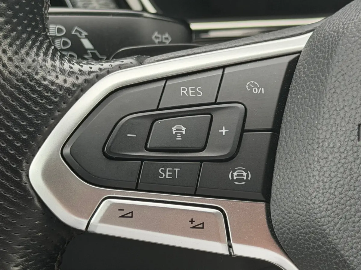 1.0 TSI DSG Automaat 2x R-Line - DeepBlack Pearl - Virtual/Camera/Carplay