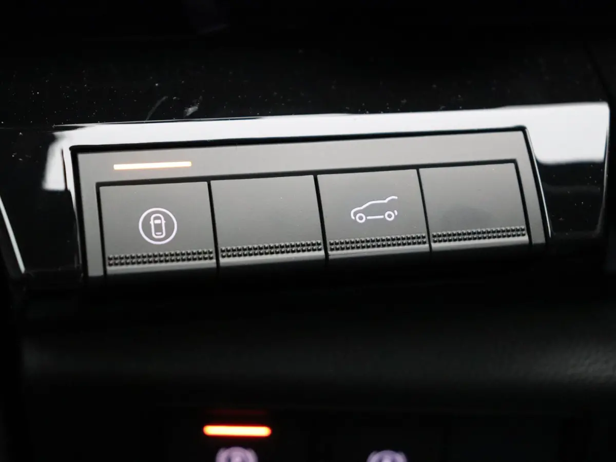 E-Tech full hybrid 200 iconic 7p. | Vijf jaar garantie | Harman Kardon | Panoramisch dak | HUD |