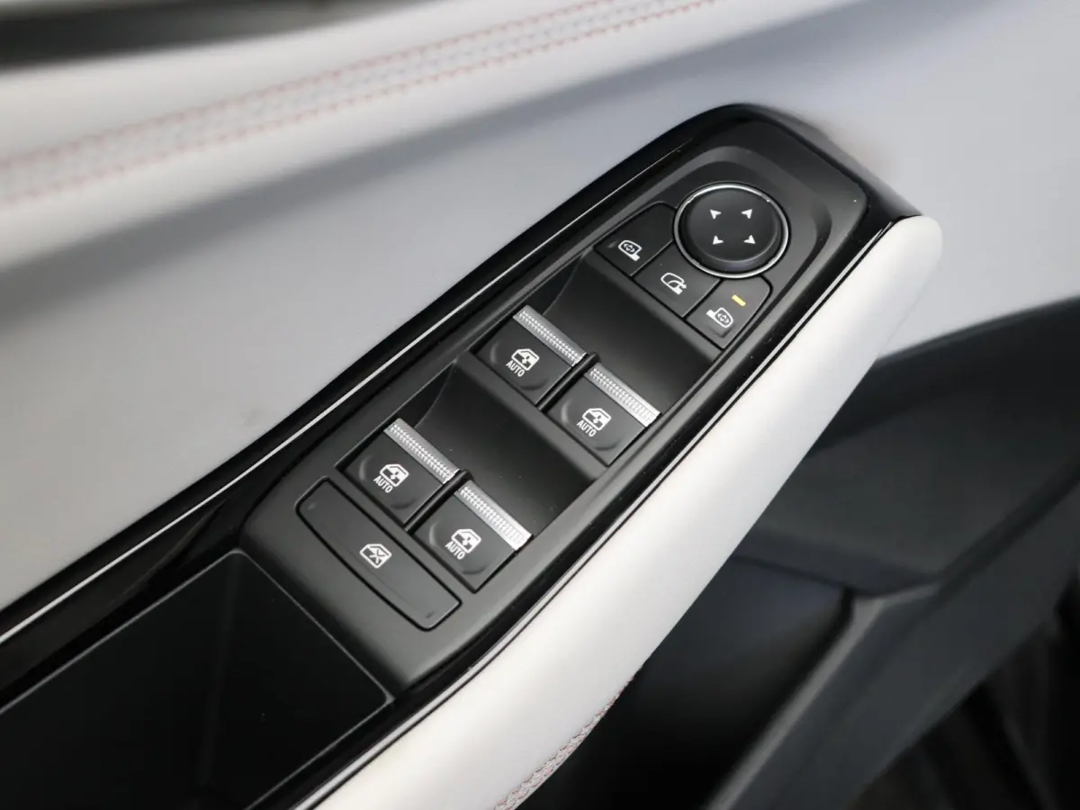 E-Tech full hybrid 200 iconic 7p. | Vijf jaar garantie | Harman Kardon | Panoramisch dak | HUD |