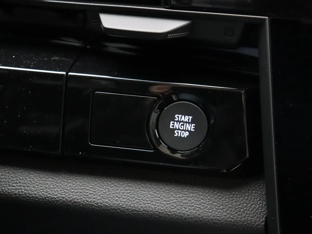E-Tech full hybrid 200 iconic 7p. | Vijf jaar garantie | Harman Kardon | Panoramisch dak | HUD |