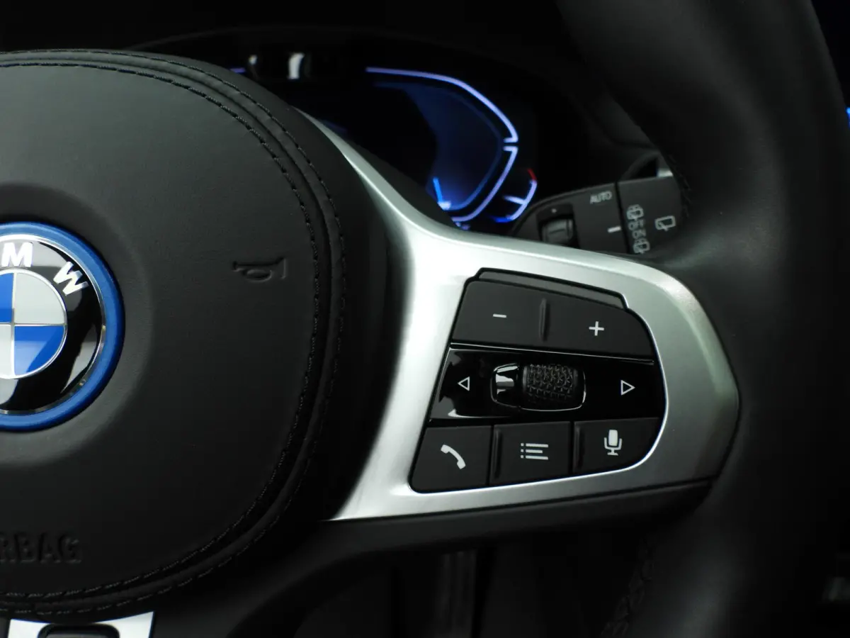 High Executive | M-Sportpakket | LED | Leder | HUD | Active Cruise | Trekhaak | Panoramadak | DAB | Harman-Kardon Sound | Alu 20 inch