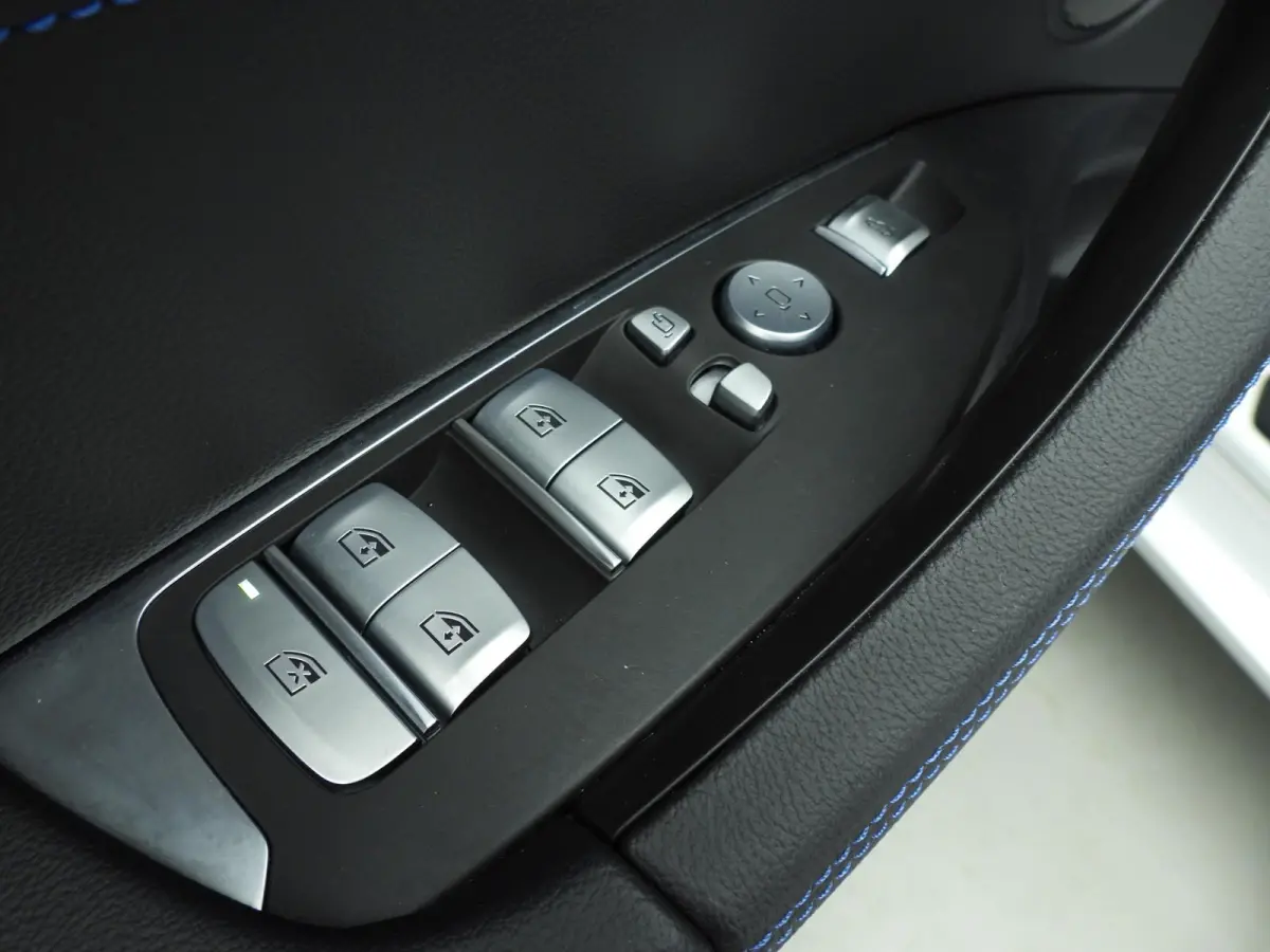 High Executive | M-Sportpakket | LED | Leder | HUD | Active Cruise | Trekhaak | Panoramadak | DAB | Harman-Kardon Sound | Alu 20 inch