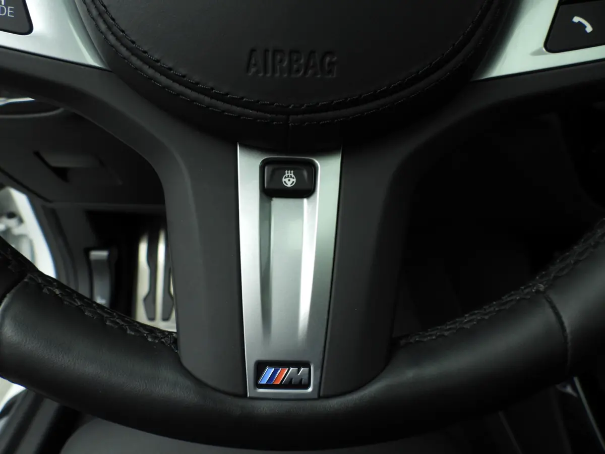 High Executive | M-Sportpakket | LED | Leder | HUD | Active Cruise | Trekhaak | Panoramadak | DAB | Harman-Kardon Sound | Alu 20 inch