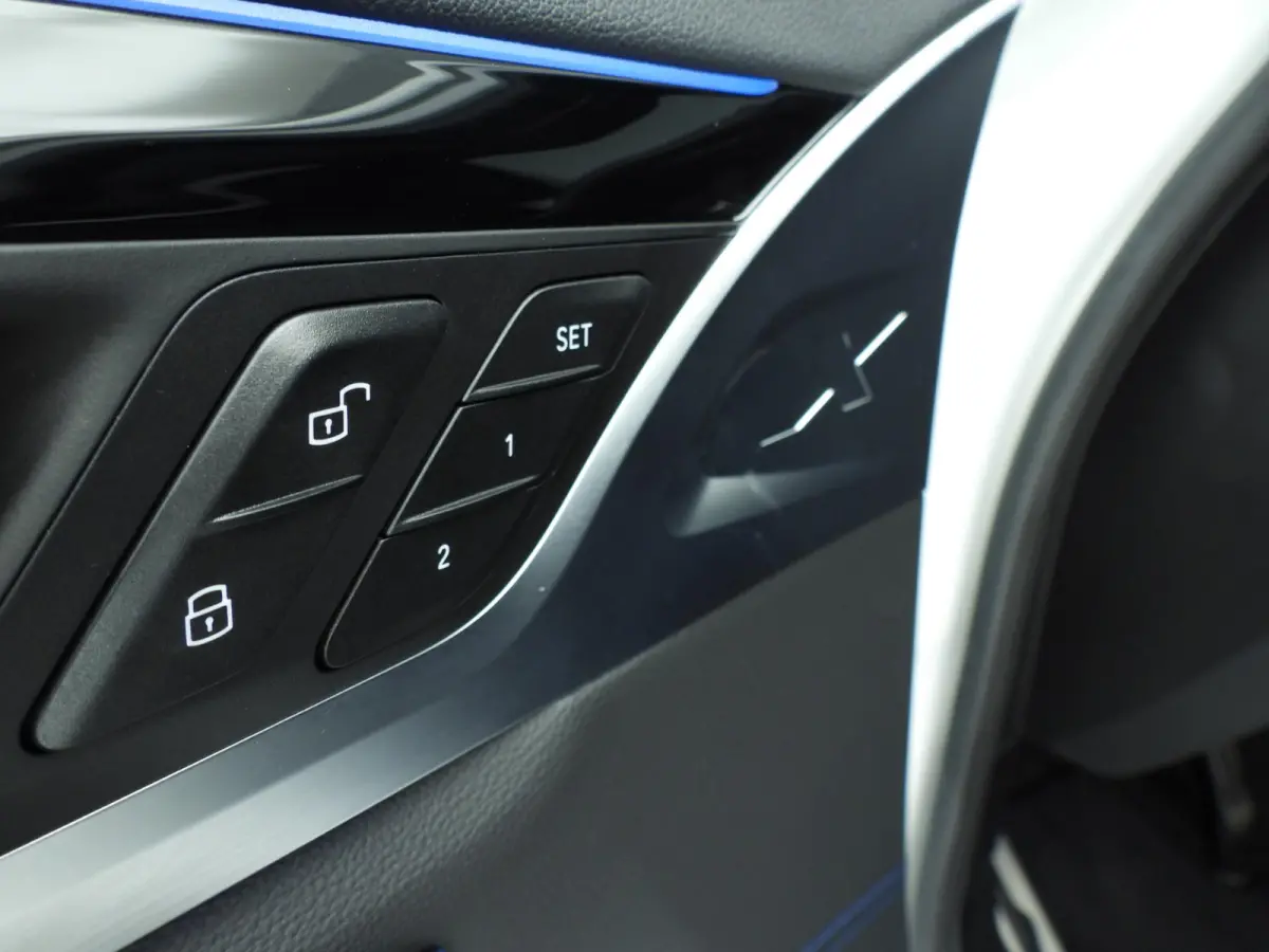 High Executive | M-Sportpakket | LED | Leder | HUD | Active Cruise | Trekhaak | Panoramadak | DAB | Harman-Kardon Sound | Alu 20 inch