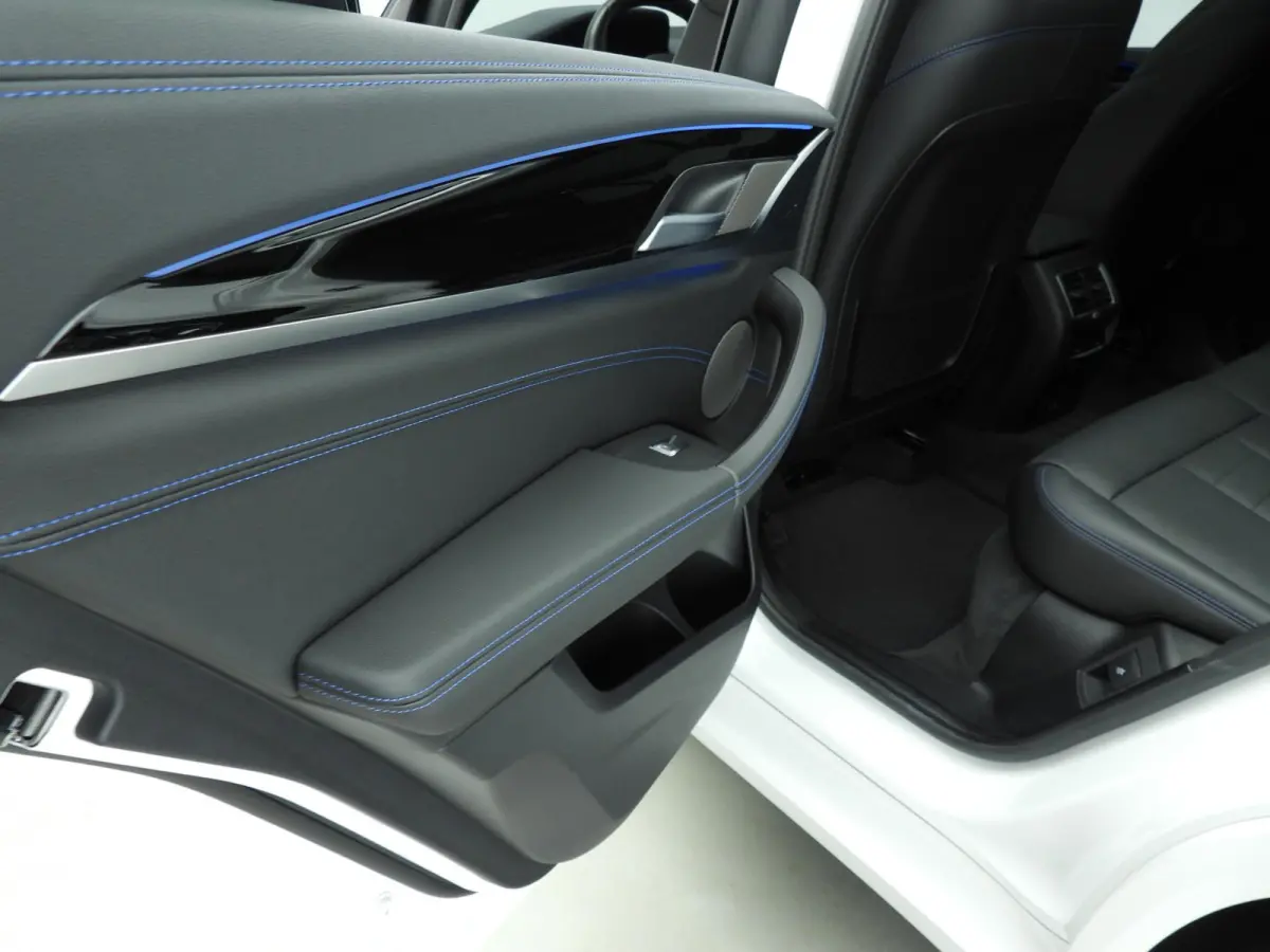 High Executive | M-Sportpakket | LED | Leder | HUD | Active Cruise | Trekhaak | Panoramadak | DAB | Harman-Kardon Sound | Alu 20 inch