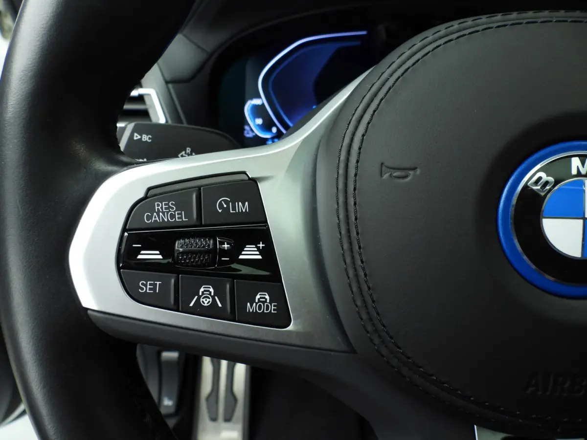 High Executive | M-Sportpakket | LED | Leder | HUD | Active Cruise | Trekhaak | Panoramadak | DAB | Harman-Kardon Sound | Alu 20 inch