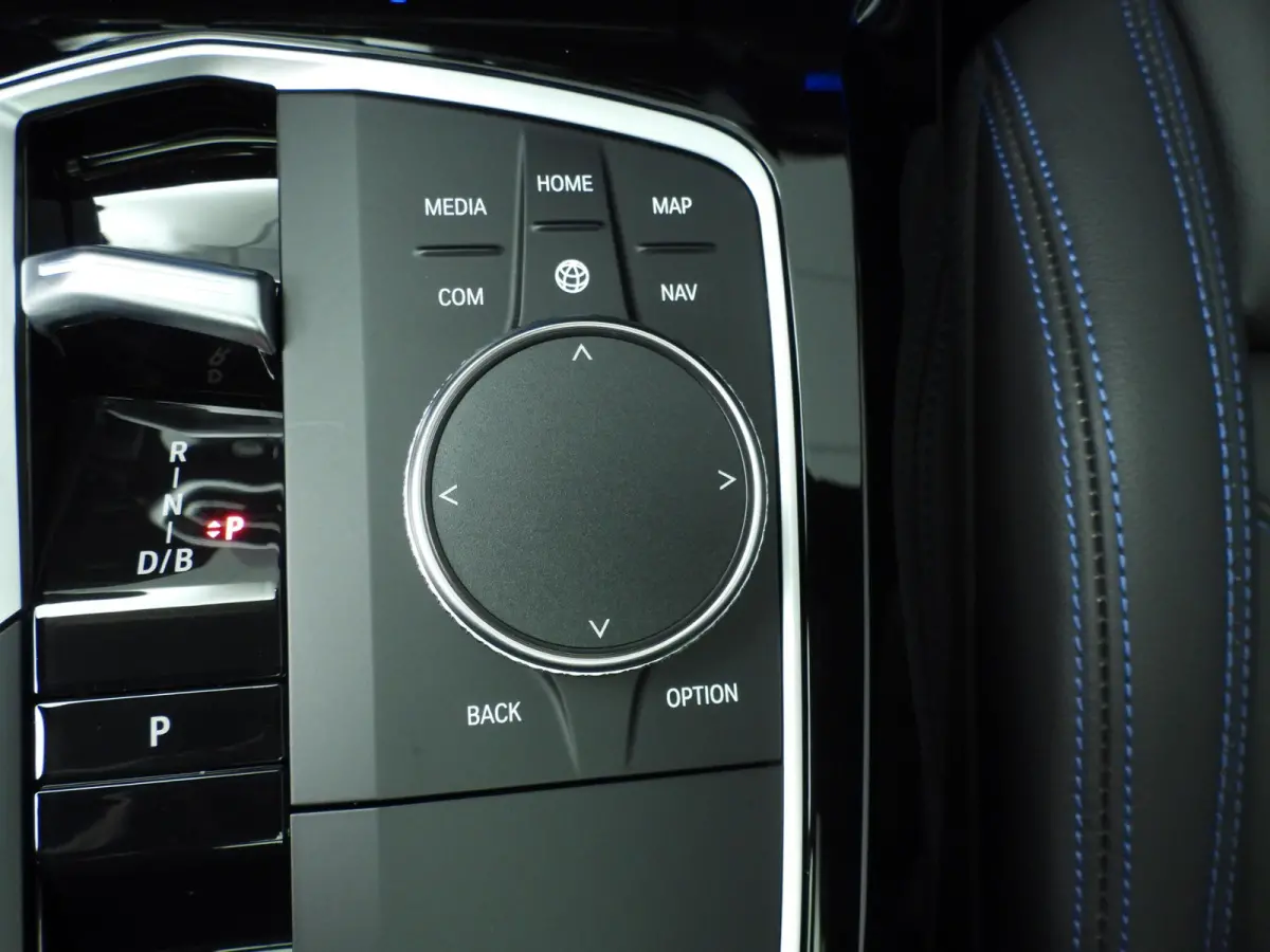 High Executive | M-Sportpakket | LED | Leder | HUD | Active Cruise | Trekhaak | Panoramadak | DAB | Harman-Kardon Sound | Alu 20 inch