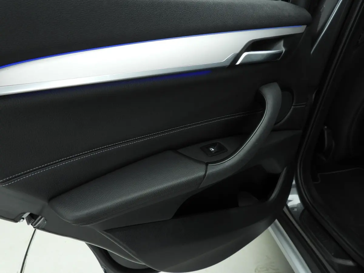 sDrive20i | Laserlicht | Leder | HUD | Sportstoelen | Stoelverwarming | Keyless | DAB | Hifi Speakers | Alu 18 inch