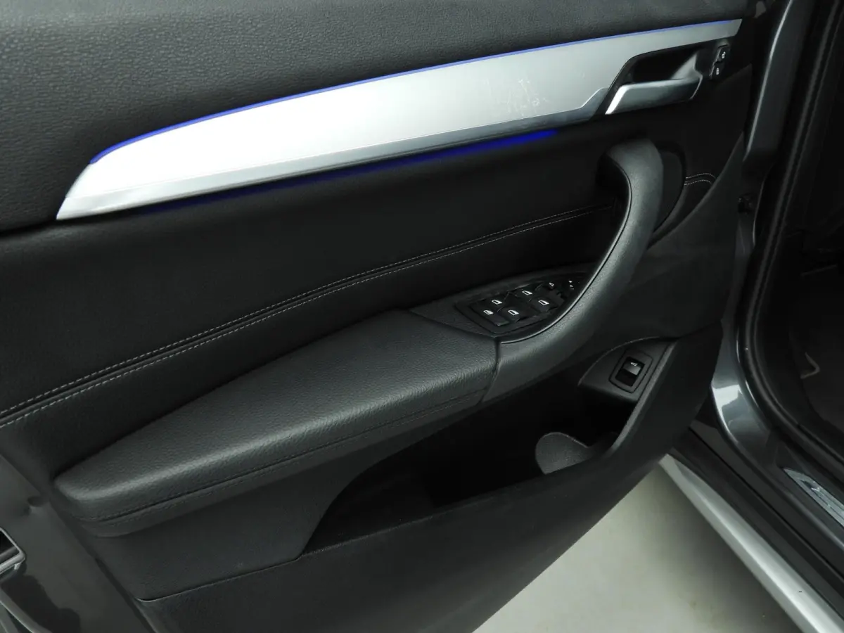 sDrive20i | Laserlicht | Leder | HUD | Sportstoelen | Stoelverwarming | Keyless | DAB | Hifi Speakers | Alu 18 inch