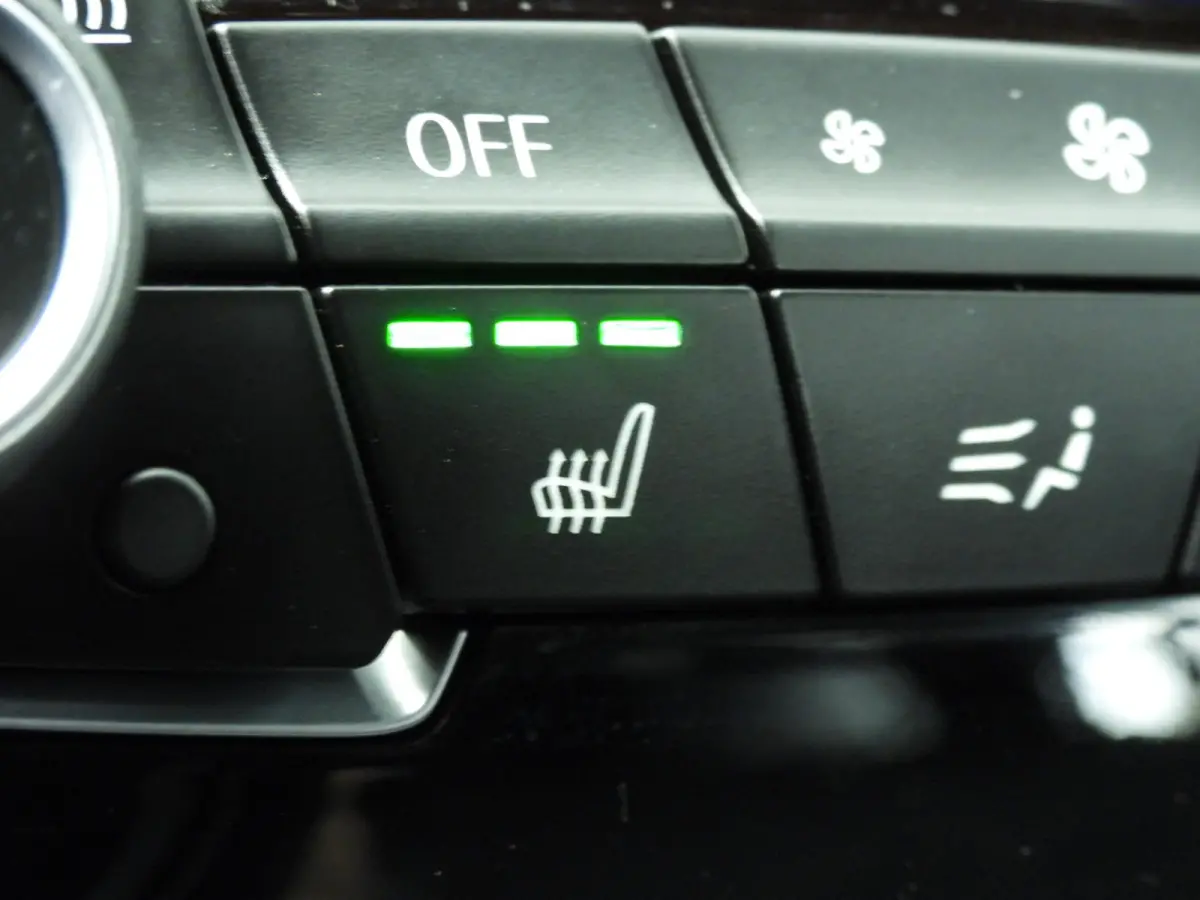 sDrive20i | Laserlicht | Leder | HUD | Sportstoelen | Stoelverwarming | Keyless | DAB | Hifi Speakers | Alu 18 inch