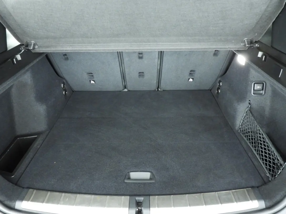 sDrive20i | Laserlicht | Leder | HUD | Sportstoelen | Stoelverwarming | Keyless | DAB | Hifi Speakers | Alu 18 inch