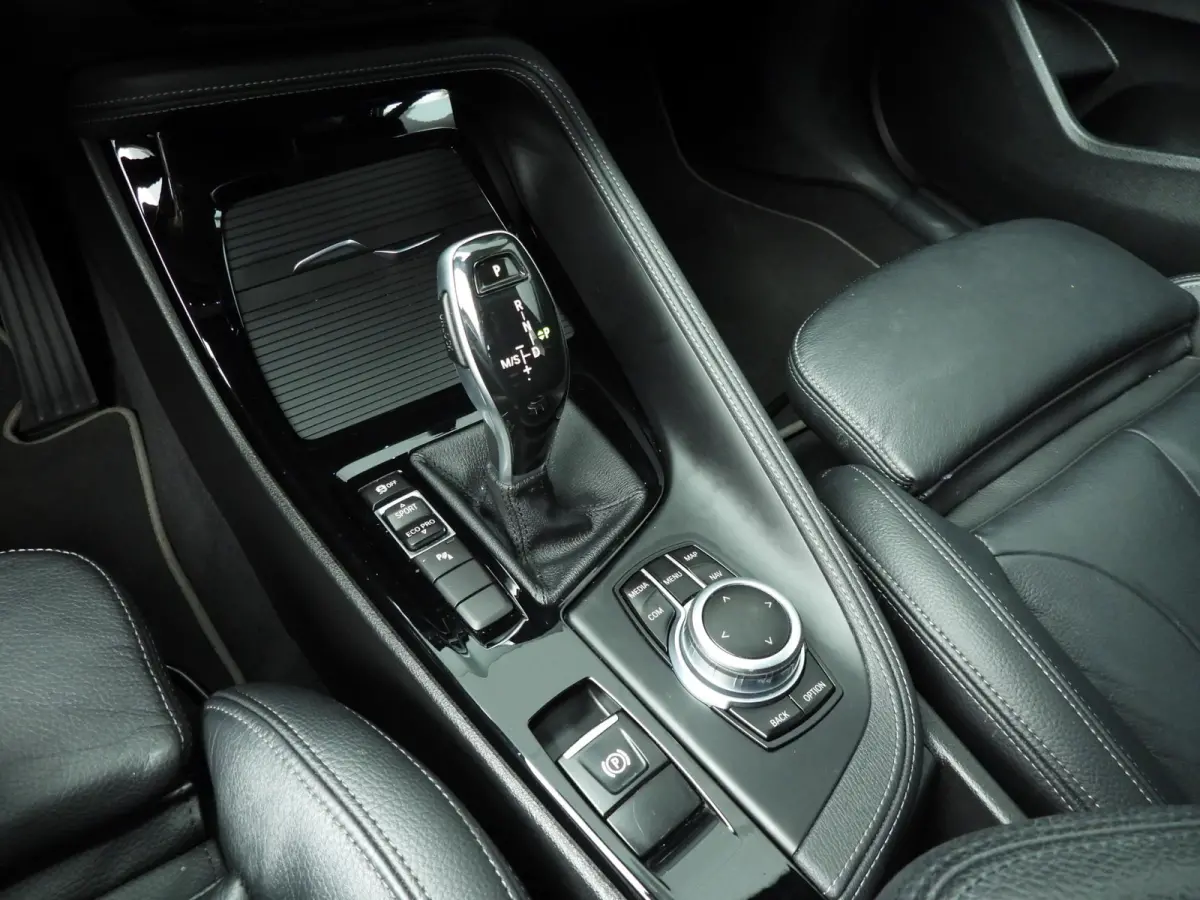 sDrive20i | Laserlicht | Leder | HUD | Sportstoelen | Stoelverwarming | Keyless | DAB | Hifi Speakers | Alu 18 inch