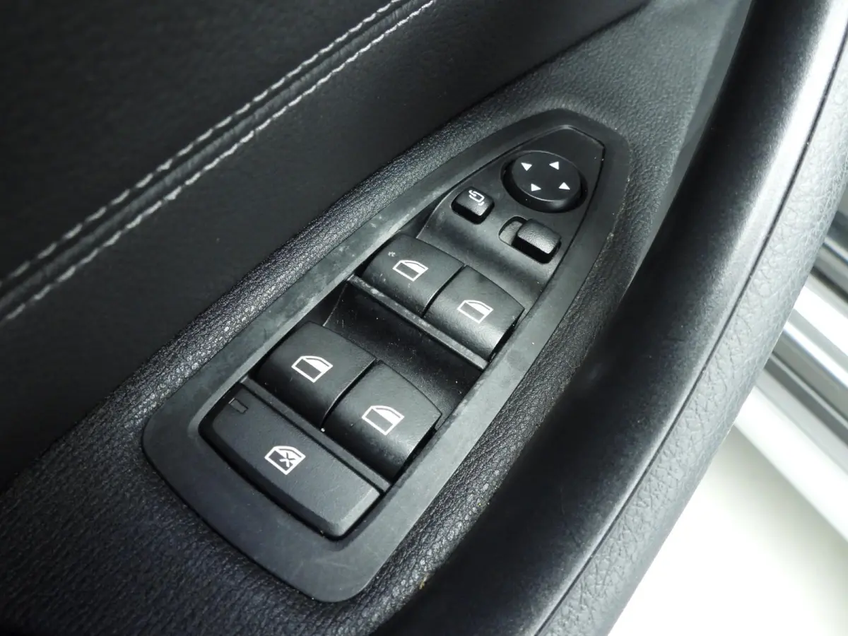 sDrive20i | Laserlicht | Leder | HUD | Sportstoelen | Stoelverwarming | Keyless | DAB | Hifi Speakers | Alu 18 inch