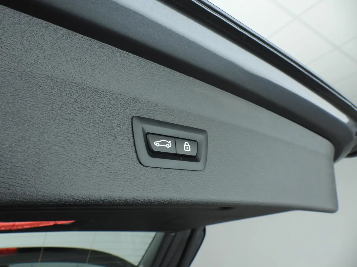 sDrive20i | Laserlicht | Leder | HUD | Sportstoelen | Stoelverwarming | Keyless | DAB | Hifi Speakers | Alu 18 inch