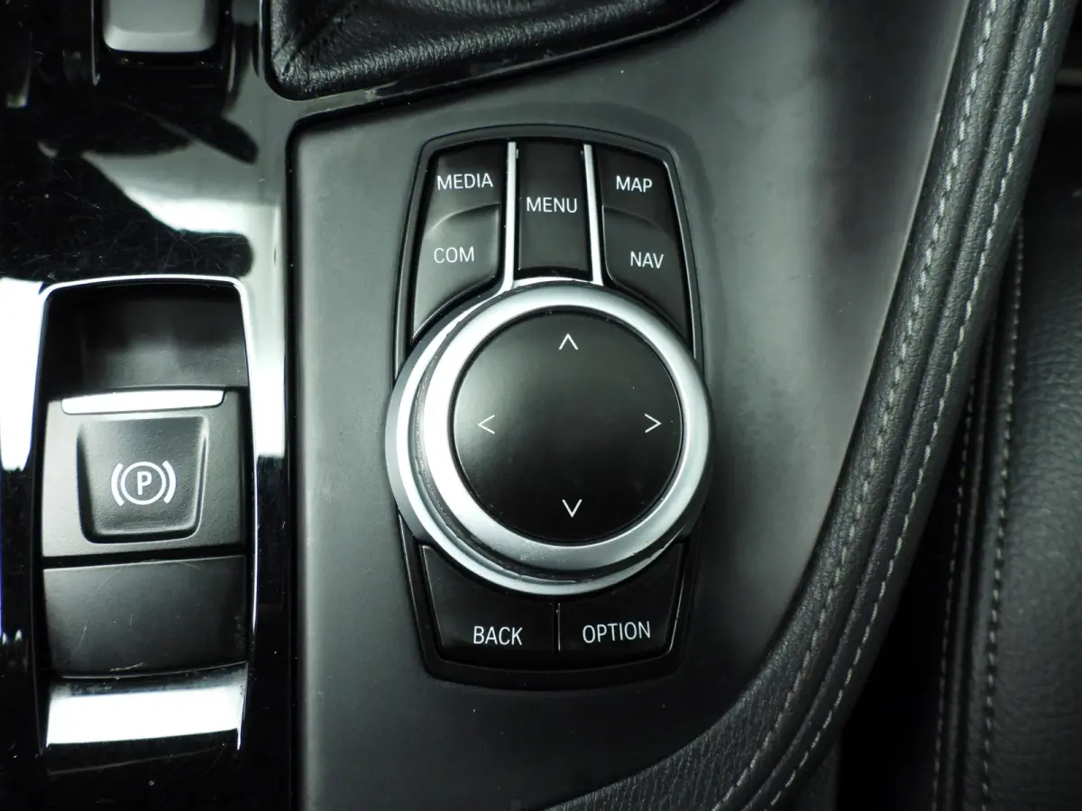 sDrive20i | Laserlicht | Leder | HUD | Sportstoelen | Stoelverwarming | Keyless | DAB | Hifi Speakers | Alu 18 inch