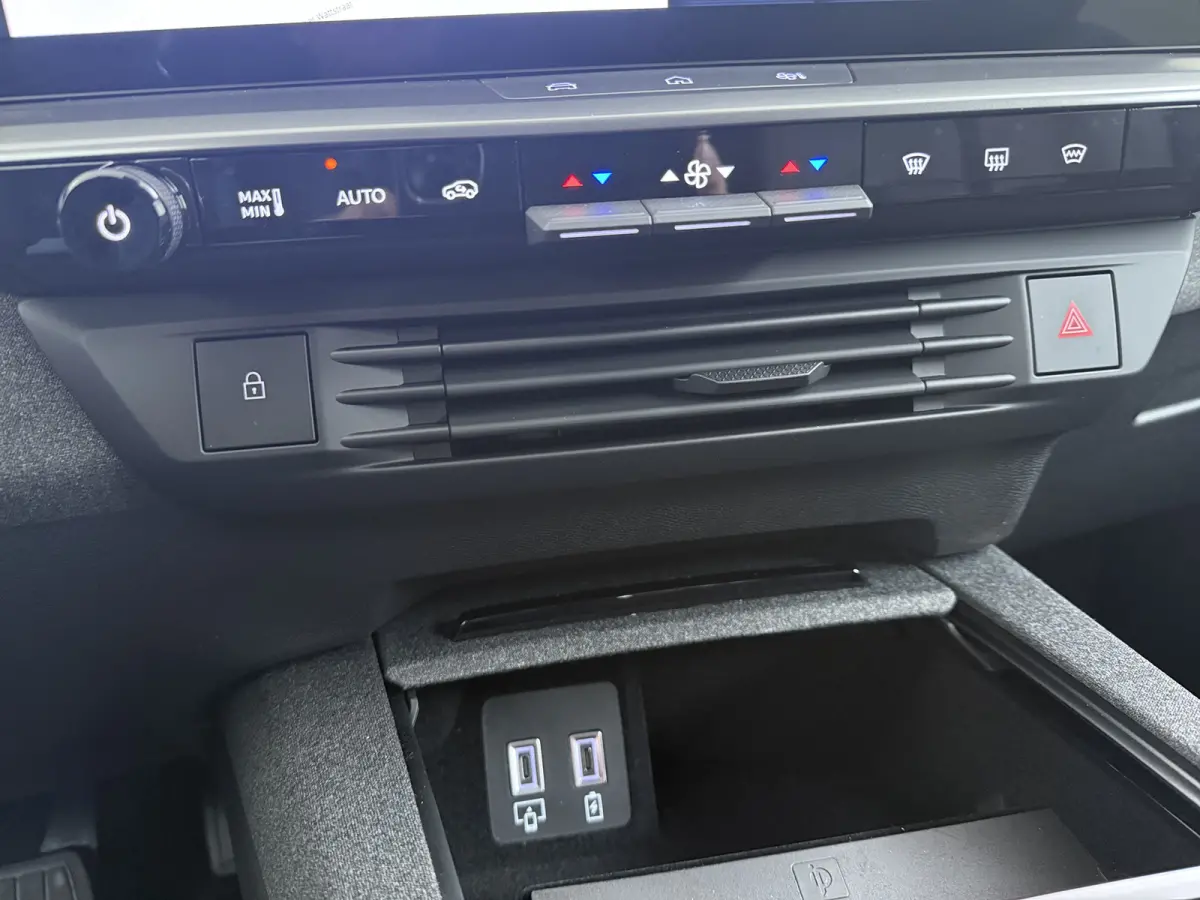 1.6 Turbo Plug-in-Hybrid Ultimate 195PK | Nieuwe auto! | Achteruitrij assistent | Achteruitrijcamera | Actieve noodgeval assistent