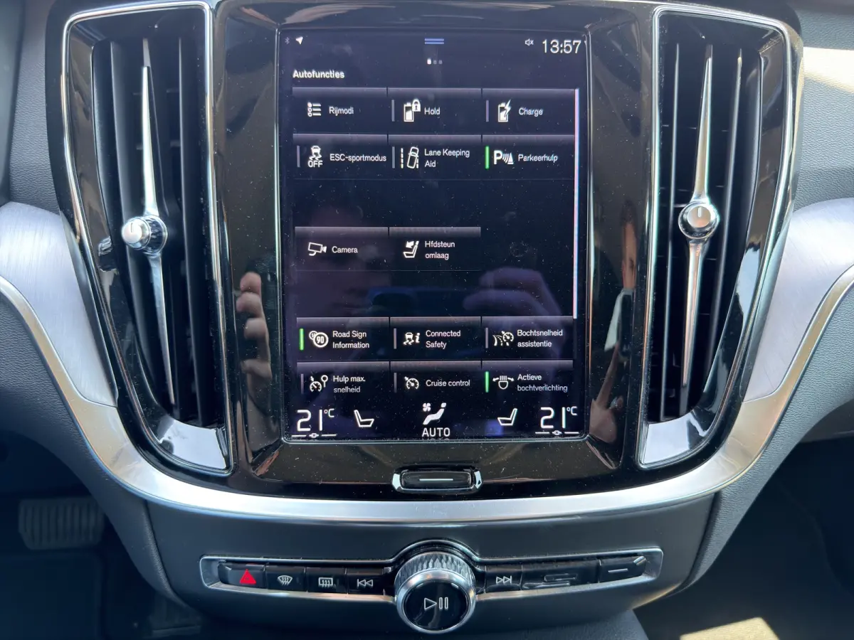 2.0 T6 Recharge AWD Business Pro | SoH 97,35% | Stuurwiel en stoelen verwarmd | Achteruitrijcamera |