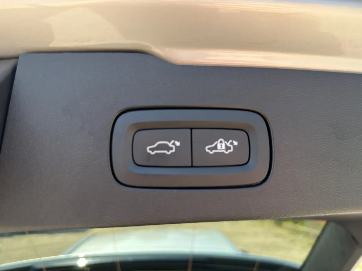 2.0 T6 Recharge AWD Business Pro | SoH 97,35% | Stuurwiel en stoelen verwarmd | Achteruitrijcamera |