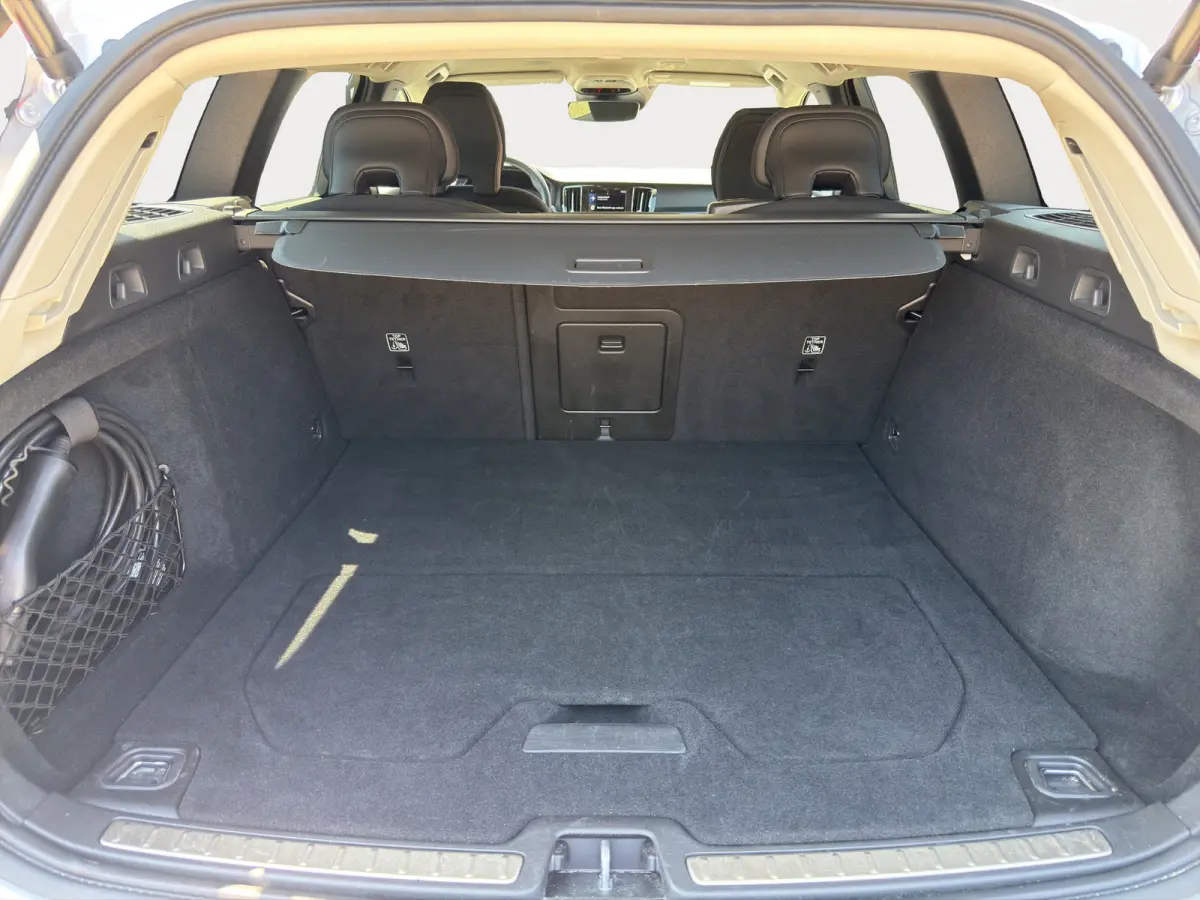 2.0 T6 Recharge AWD Business Pro | SoH 97,35% | Stuurwiel en stoelen verwarmd | Achteruitrijcamera |