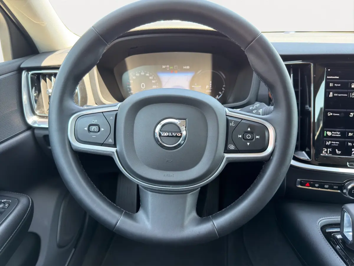 2.0 T6 Recharge AWD Business Pro | SoH 97,35% | Stuurwiel en stoelen verwarmd | Achteruitrijcamera |