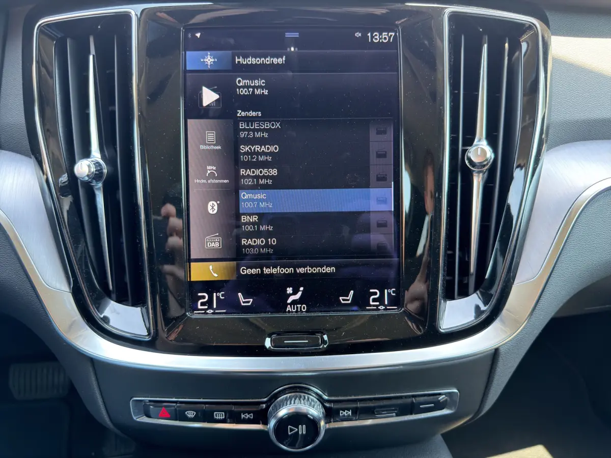 2.0 T6 Recharge AWD Business Pro | SoH 97,35% | Stuurwiel en stoelen verwarmd | Achteruitrijcamera |