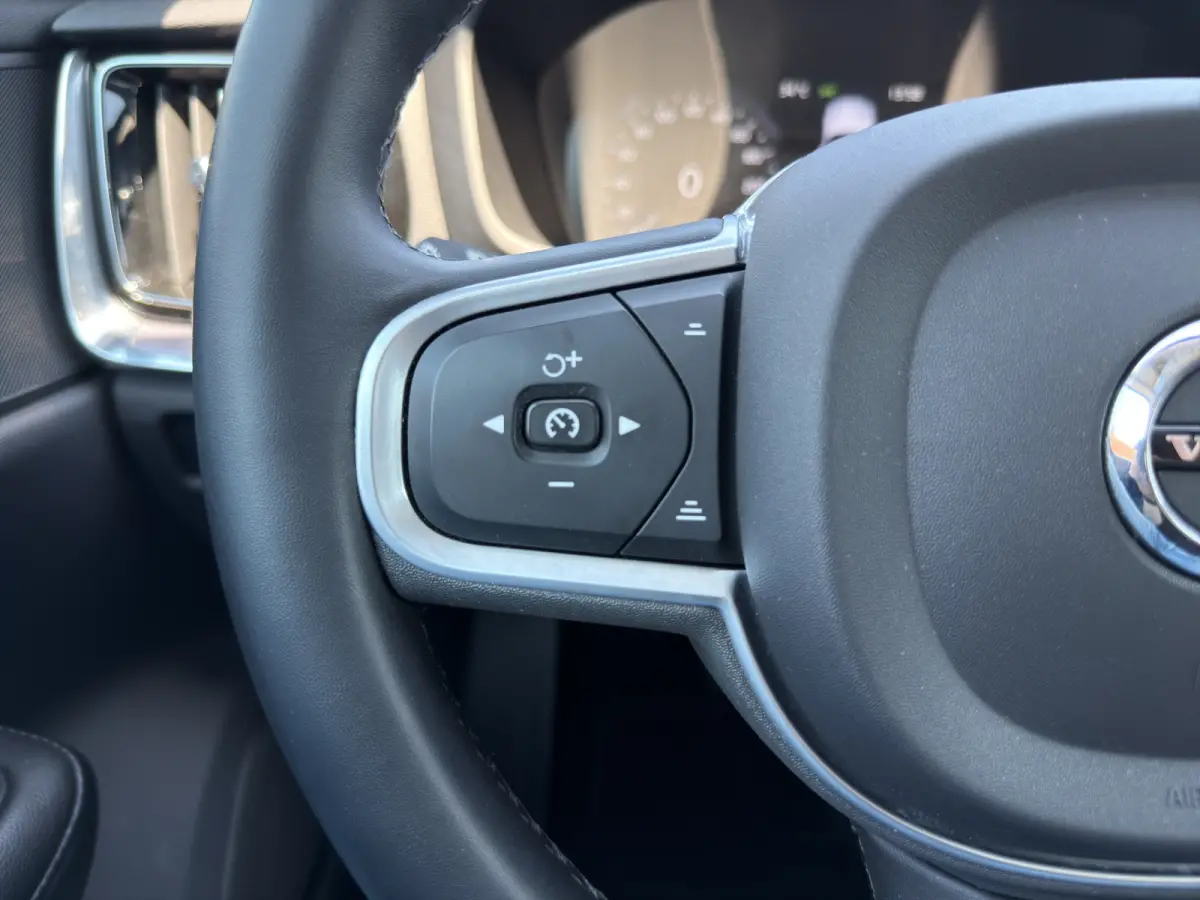 2.0 T6 Recharge AWD Business Pro | SoH 97,35% | Stuurwiel en stoelen verwarmd | Achteruitrijcamera |