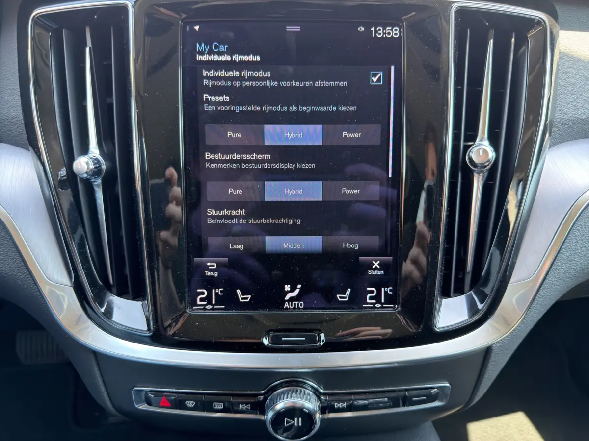 2.0 T6 Recharge AWD Business Pro | SoH 97,35% | Stuurwiel en stoelen verwarmd | Achteruitrijcamera |
