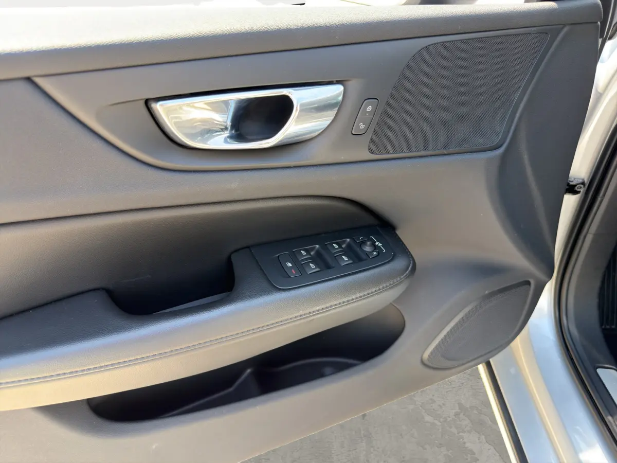 2.0 T6 Recharge AWD Business Pro | SoH 97,35% | Stuurwiel en stoelen verwarmd | Achteruitrijcamera |