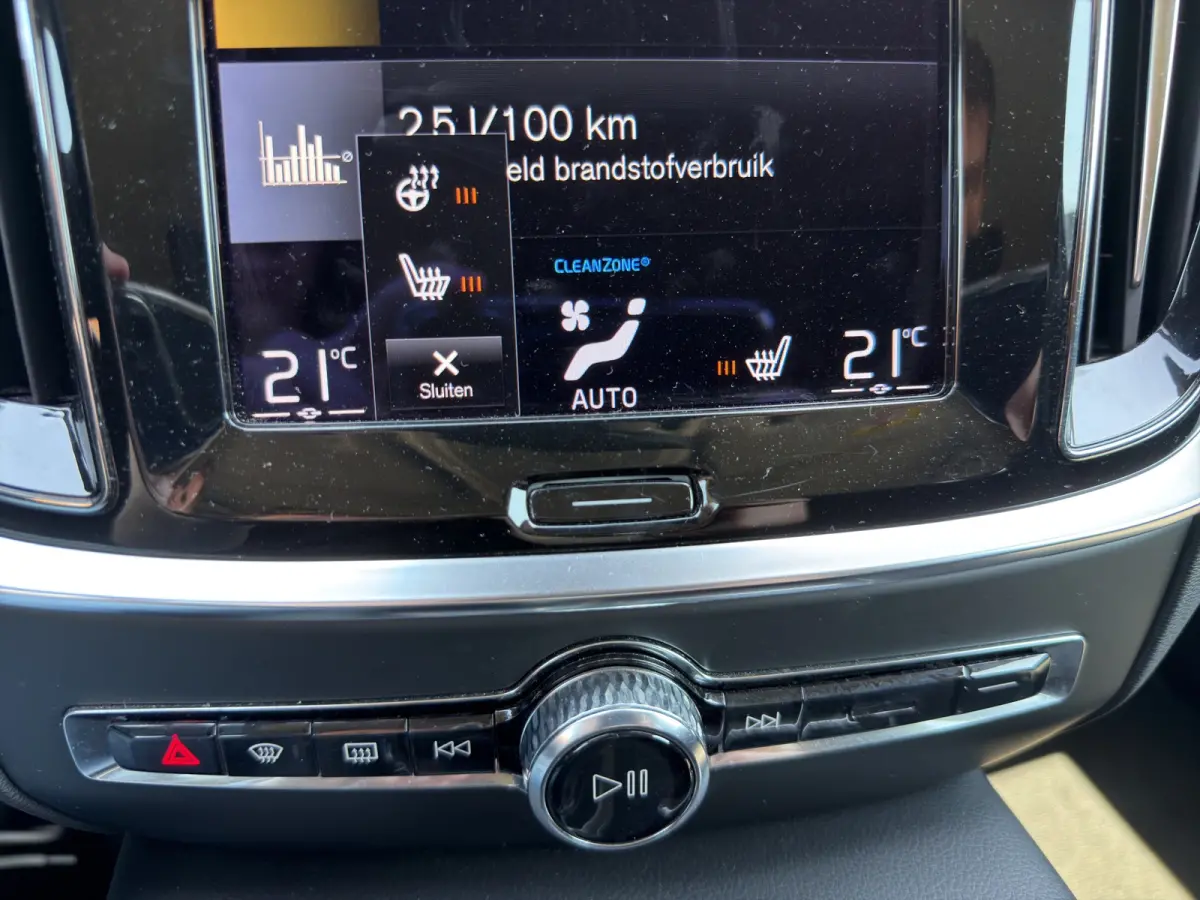 2.0 T6 Recharge AWD Business Pro | SoH 97,35% | Stuurwiel en stoelen verwarmd | Achteruitrijcamera |