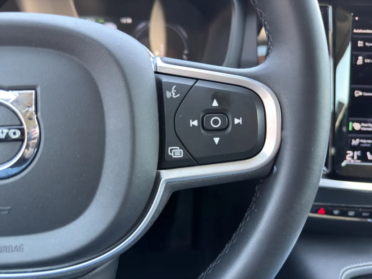 2.0 T6 Recharge AWD Business Pro | SoH 97,35% | Stuurwiel en stoelen verwarmd | Achteruitrijcamera |