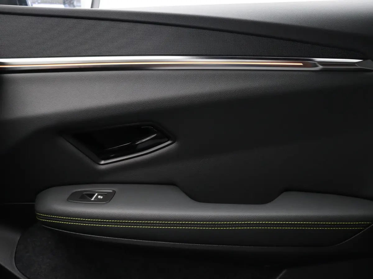 EV87 long range techno | Vijf jaar garantie | Panoramisch dak | Harman Kardon | Active driver assist |