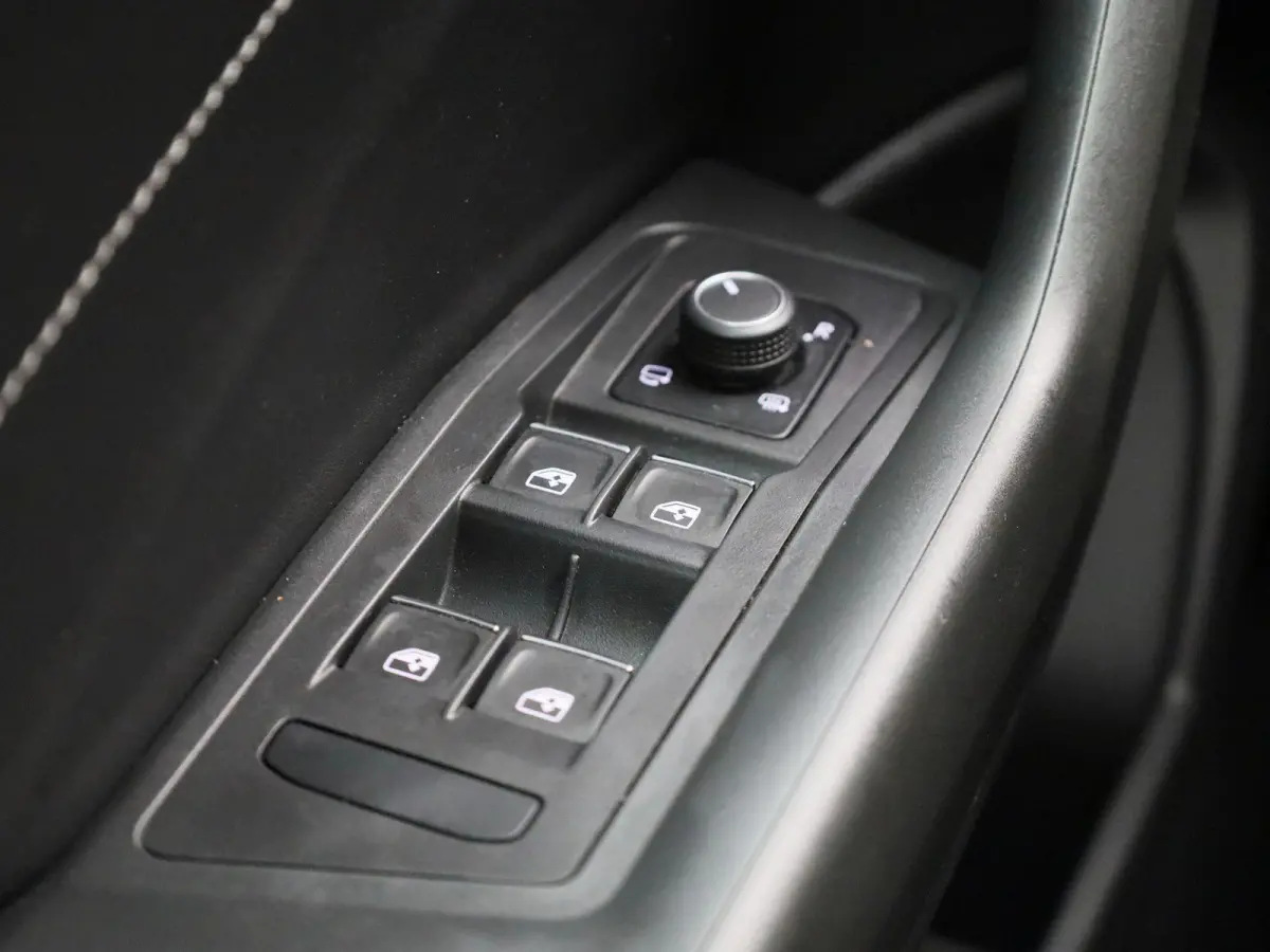 1.5 TSI R-Line 150 PK| Dealeronderhouden | Leder Interieur | Trekhaak | Navigatie Pro | Stoelverwarming | Achteruitrijcamera | Climatronic | LED Matrix