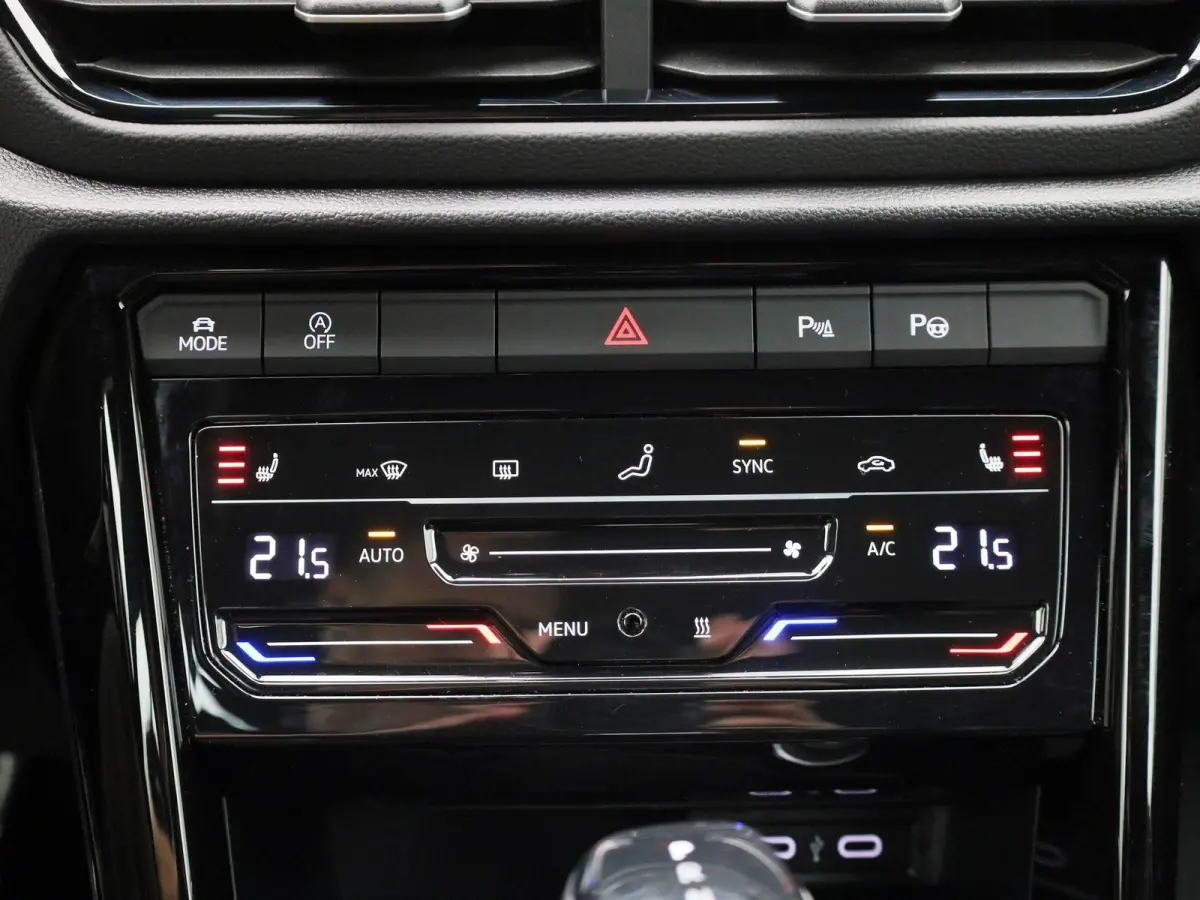 1.5 TSI R-Line 150 PK| Dealeronderhouden | Leder Interieur | Trekhaak | Navigatie Pro | Stoelverwarming | Achteruitrijcamera | Climatronic | LED Matrix