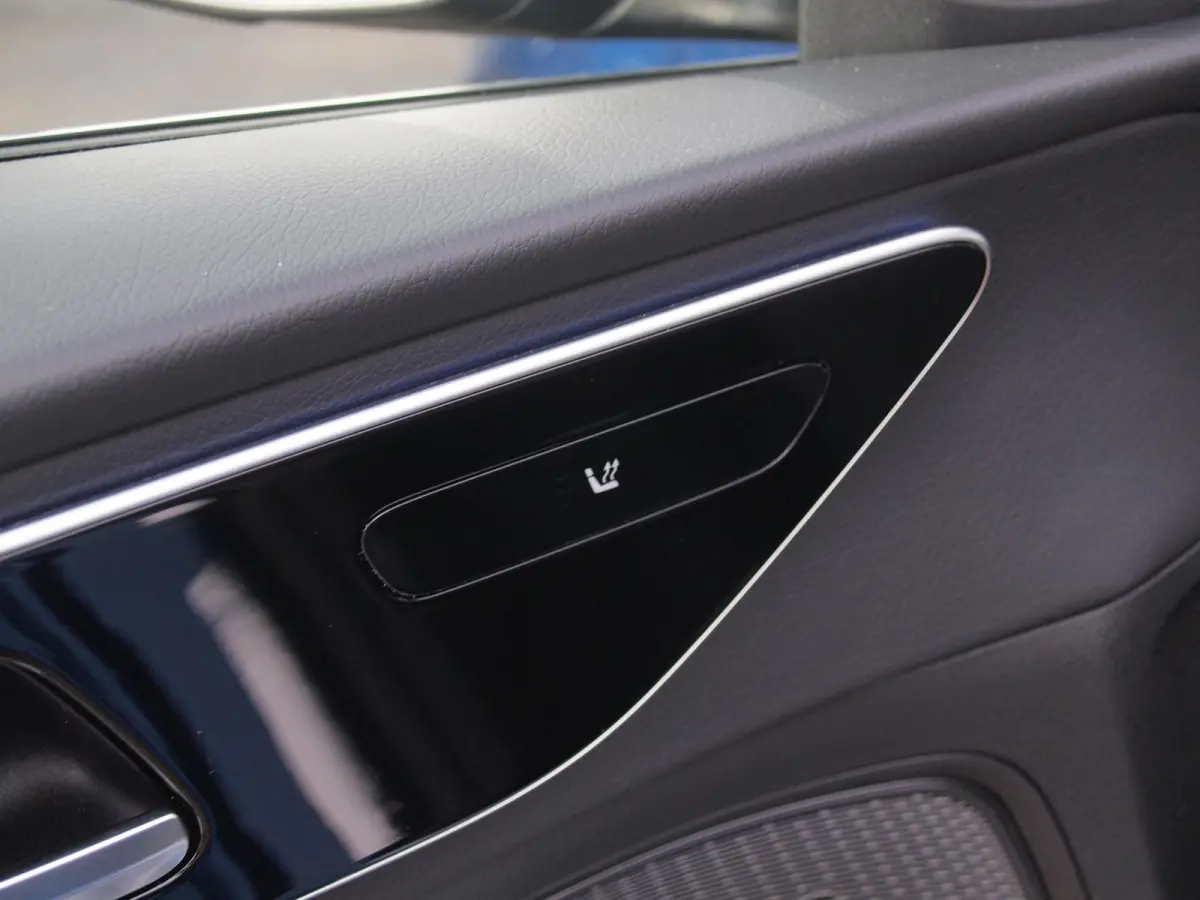 200 Launch Edition Luxury Line | Panoramadak | Burmester Audio | Camera | Sfeerverlichting | Apple Carplay |