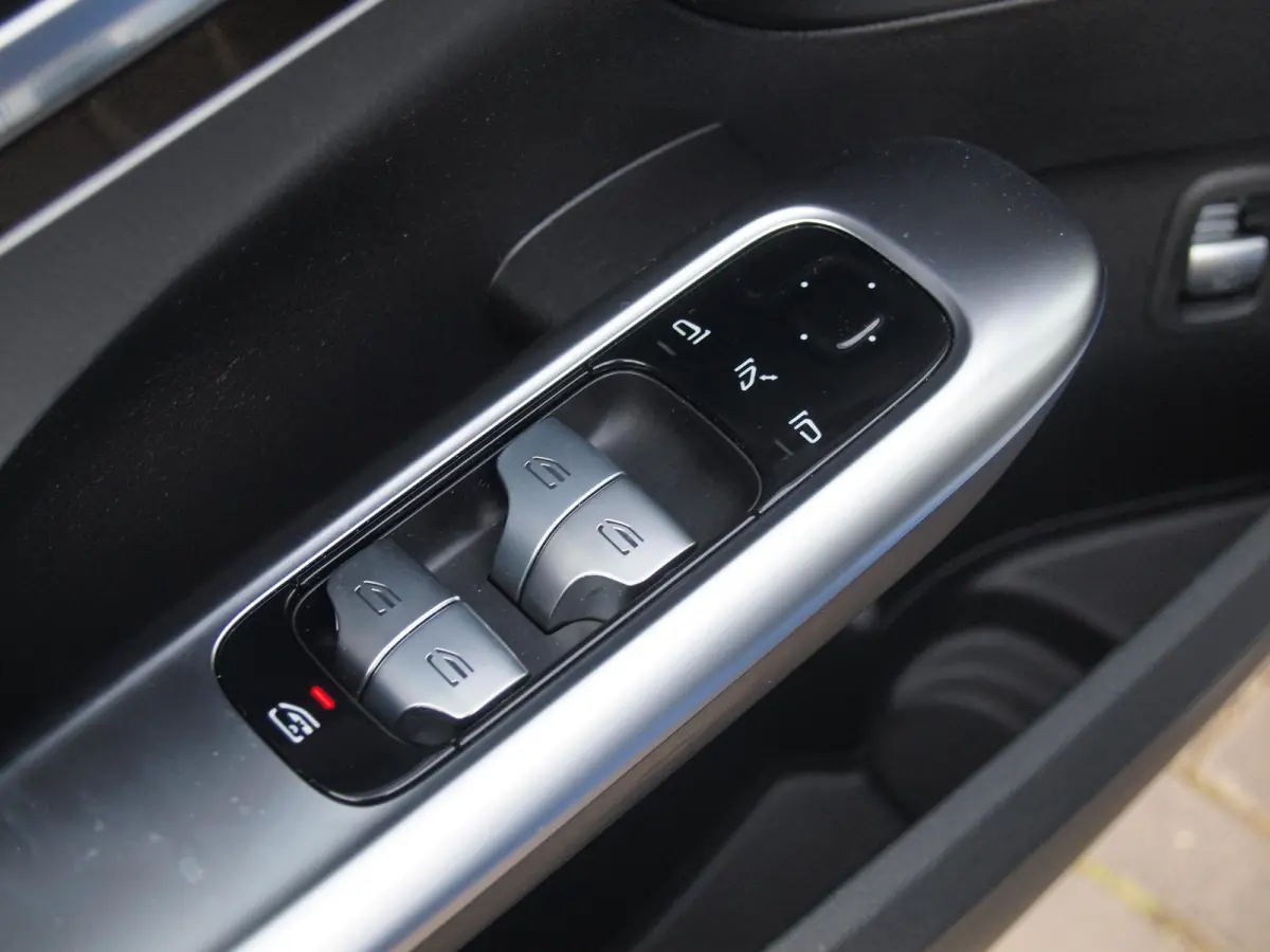 200 Launch Edition Luxury Line | Panoramadak | Burmester Audio | Camera | Sfeerverlichting | Apple Carplay |