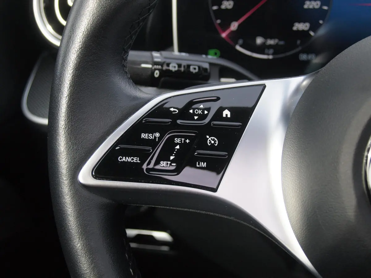 200 Launch Edition Luxury Line | Panoramadak | Burmester Audio | Camera | Sfeerverlichting | Apple Carplay |