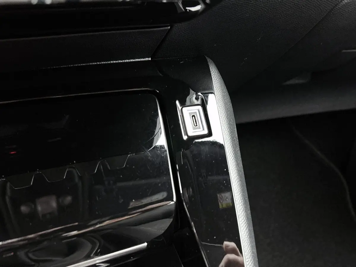1.2 100pk Allure | Navigatie | Climate Control | Cruise Control | Camera | 17"LMV | LED | Apple Carplay/Android Auto |