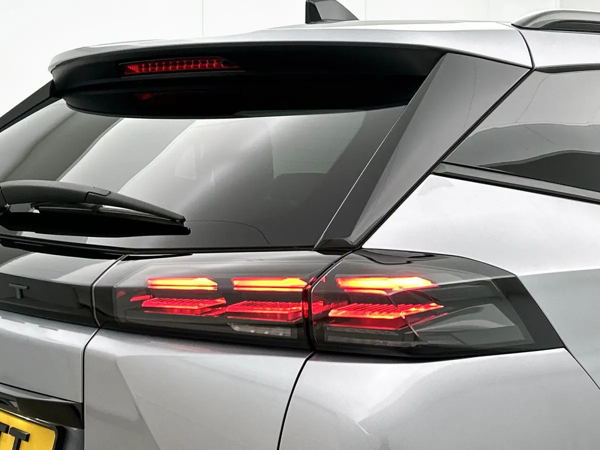 1.2 100pk Allure | Navigatie | Climate Control | Cruise Control | Camera | 17"LMV | LED | Apple Carplay/Android Auto |