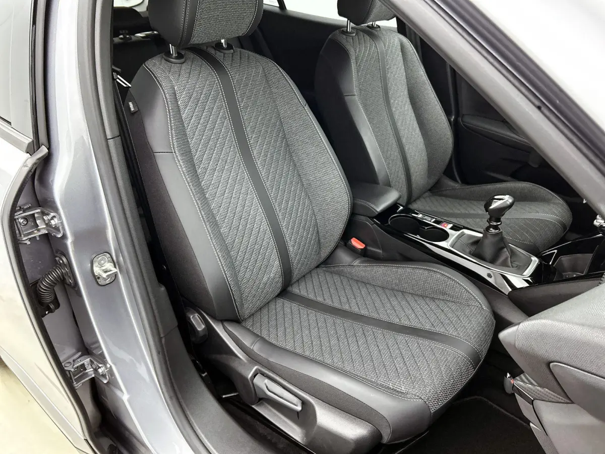 1.2 100pk Allure | Navigatie | Climate Control | Cruise Control | Camera | 17"LMV | LED | Apple Carplay/Android Auto |