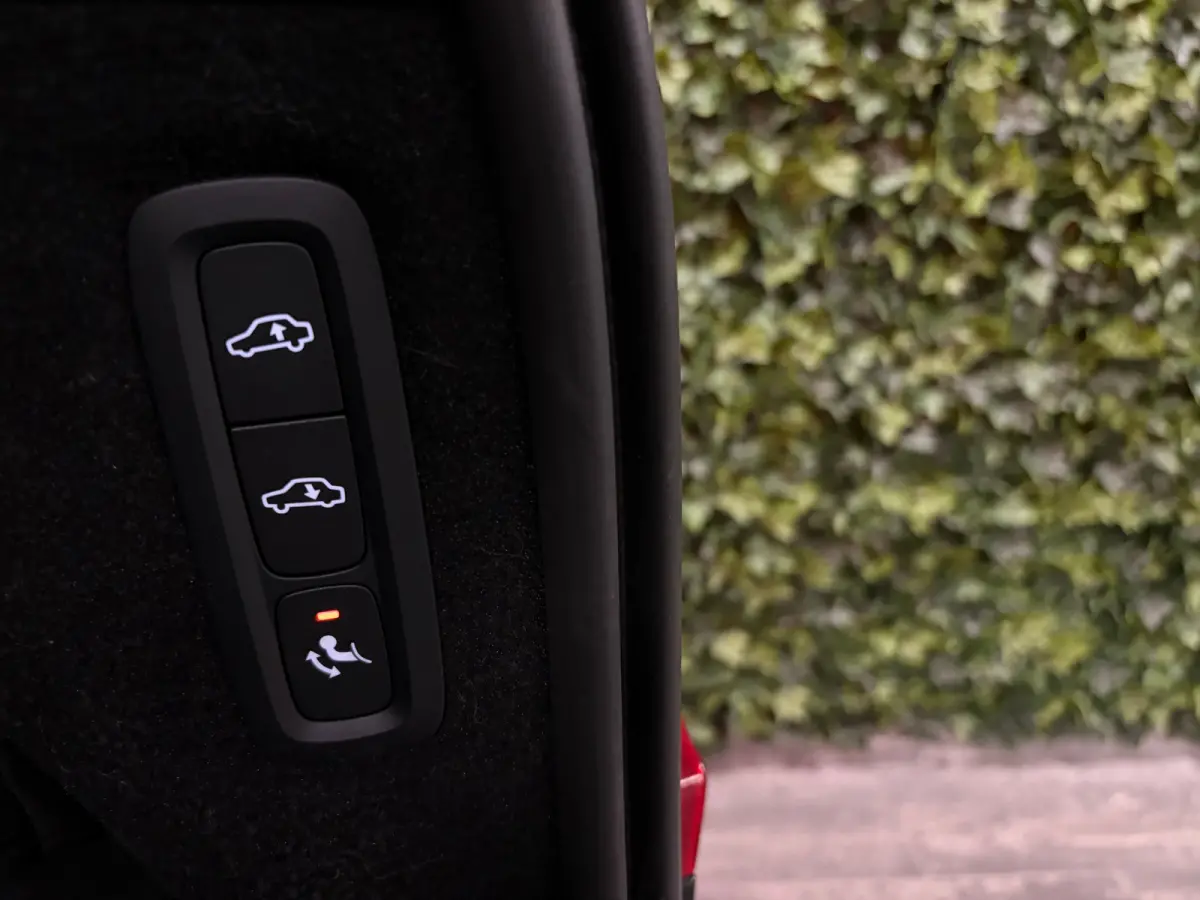 T8 AWD Recharge Ultra Ultimate Dark | Luchtvering | Trekhaak | 360 Camera | Head-Up Display | Harman Kardon | 455pk | Adaptieve Cruise Control | Stoelverwarming voor+achter | Stuurwielverwar