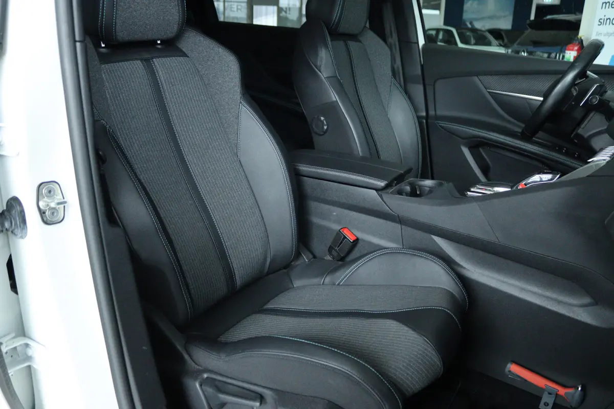 1.2 Turbo Allure | 7-Persoons | Adapt. Cruise | Trekhaak | Navigatie | Camera | Climate Control |