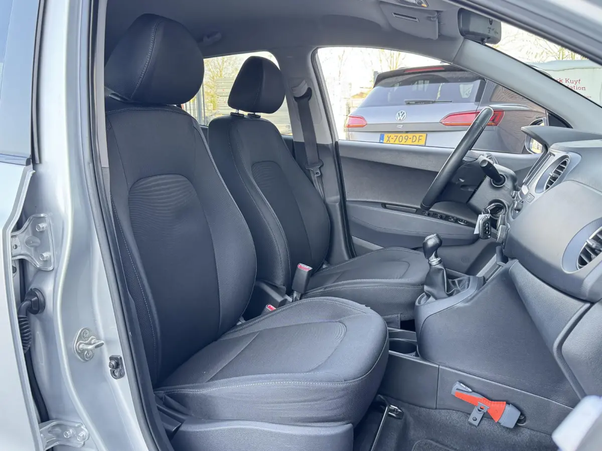 1.0I PREMIUM I APPLE CARPLAY I CLIMATE CONTROL I CRUISE CONTROL I NAVIGATIE