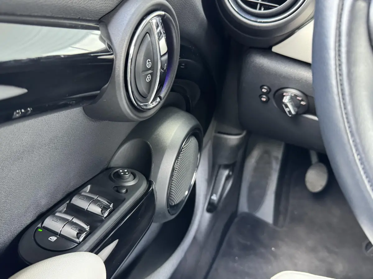 1.5 CHILI SERIOUS BUSINESS I DEALER ONDERHOUDEN I 5-DEURS I LEDEREN BEKLEDING